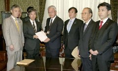 IR法案をぶっ壊す！ 立憲民主、国民民主、共産、社民が「カジノ禁止法案」を提出