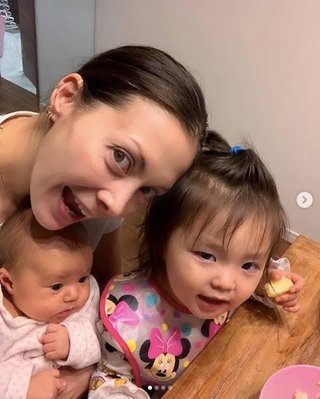土屋アンナ、娘たちと3人で顔を寄せ合った“朝のお遊び動画”公開し反響「仲良し親子」「みんな美人」