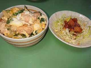 2400円のマグロなのにサラダって…