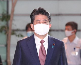 安倍前首相が靖国神社参拝「総理大臣を退任したことをご英霊に報告」