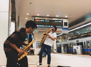 電車が止まって場を和ませるために楽器演奏あり？