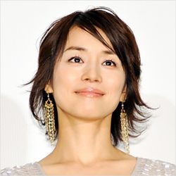石田ゆり子が「ヘアー写真」を次々公開！注目は陽光に輝く「ふんわりバスト」