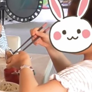 市川海老蔵の娘　麗禾ちゃん箸の持ち方悪い