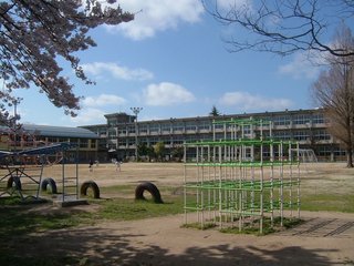小学校教諭､SNSで知り合った少女に車内で性的暴行【鳥取県】