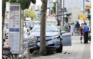 乗用車が歩道に乗り上げ、８人けが　横浜・金沢区