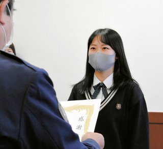 盗撮目撃に思わず「止まって！」女子高生、追いかけ通報 守山署から感謝状