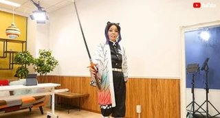 大和田伸也「煉獄さんになってみた」落ち葉まとい“鬼滅コス”