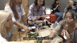 『NiziU』の汚い食事マナーに悲鳴「犬食いはやめろ！｣｢持って食べろ｣