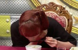 『NiziU』の汚い食事マナーに悲鳴「犬食いはやめろ！｣｢持って食べろ｣