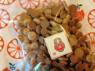 だるまの形の小さいお菓子