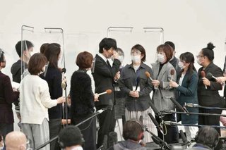 渡部建の謝罪会見　ネット上で同情の声「まるでいじめ」と報道陣に批判殺到〈dot.〉