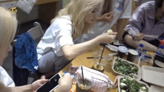 『NiziU』の汚い食事マナーに悲鳴「犬食いはやめろ！｣｢持って食べろ｣