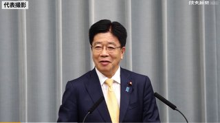 加藤官房長官ってなんでいつも泣きそうな顔してるの？