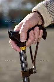 電車内でマスク外し通話したのを注意され立腹､つえで暴行した73歳を逮捕