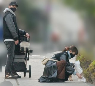 桐谷美玲と三浦翔平のベビーカーでお出かけ姿　愛犬家マナーにも好印象