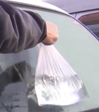 凍結したフロントガラス！！ビニール袋にぬるま湯を入れてなぞる