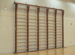 休み時間の鬼ごっこ中に遊具で事故　市側の責任認め女児と和解