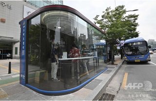韓国スゴ！検温ドアに紫外線消毒 韓国バス停に「ハイテク待合所」