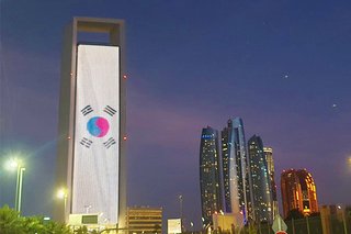 UAEの名所､日本の建国記念日を祝うライトアップ「日本に平和と繁栄を！」