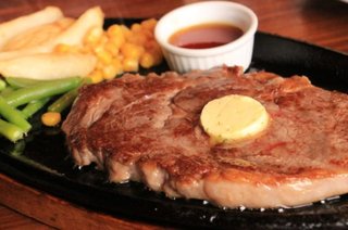この特大ステーキを１人で完食できたら10万円もらえる。残したら1000円の代金を支払う