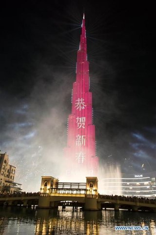UAEの名所､日本の建国記念日を祝うライトアップ「日本に平和と繁栄を！」