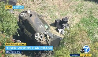 タイガー・ウッズ氏、大事故で搬送 運転の車横転・大破