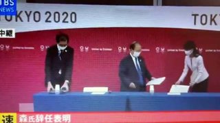 東京五輪組織委、会見で事務総長の椅子を引くためだけに女性を登場させる
