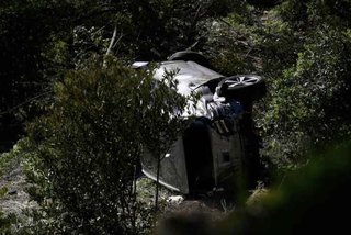 タイガー・ウッズ氏、大事故で搬送 運転の車横転・大破