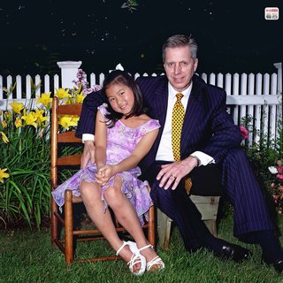 アジア人女児を養女にする白人