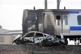 常磐線で電車と衝突、警察車両が追跡の車か　これは韓国じゃないよ日本だよ。安倍スガ自民党