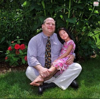 アジア人女児を養女にする白人