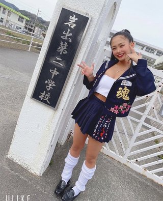 女子中学生「卒業しました」ﾊﾟｼｬｯ
