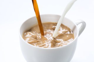 ホットカフェ・オ・レに砂糖入れます？