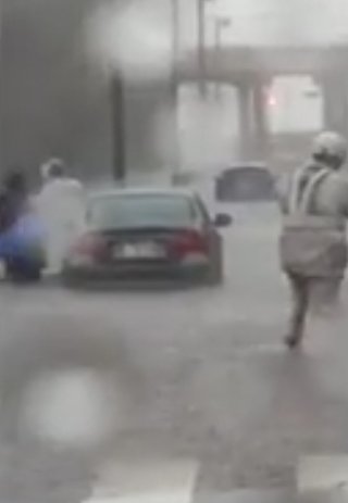 世田谷区、冠水、線路脇10m崩落