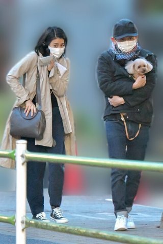 有吉弘行と夏目三久の2ショット　愛犬を抱えてお散歩デート