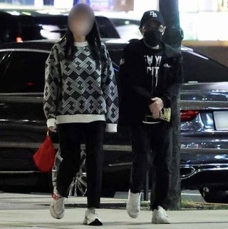 岡村隆史、結婚後初2ショット撮った！バレリーナ妻と韓国料理デート