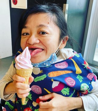 車イス女性「駅員さん3、4人集めて、階段で持ち上げてください！」JR駅員「無理です。」  