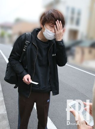 三四郎 小宮 彼女と腕組みショット