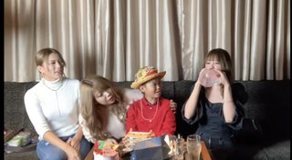 不登校YouTuberのゆたぼんくん、年上の女に囲まれて避妊具をプレゼントされる