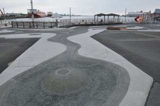 苫小牧・キラキラ公園で男児けが　遊水路にガラス片散乱　父親「心ない行為やめて」