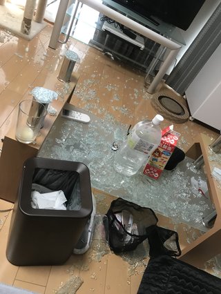 いきなりガラステーブルが爆発したんだけど！！