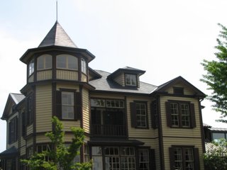 高学歴だったり、上流階級家庭出身の有名人