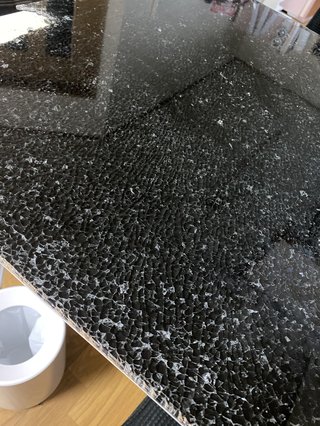 いきなりガラステーブルが爆発したんだけど！！
