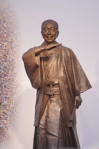 帰ってきた「アイーン」…志村けんさん銅像、出身地・東村山で除幕式