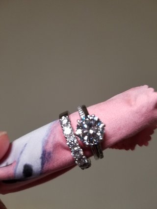 手持ちのジュエリーで一番高価な物は？