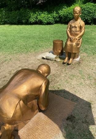 【韓国】慰安婦に土下座する安倍氏の像､日本に進出か「日本の後援者を探している」