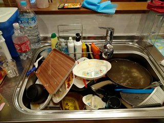 夜ご飯のあとの食器洗い、旦那はゴロゴロ