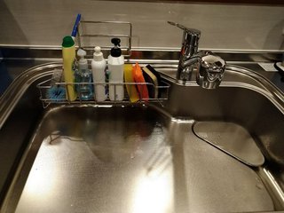 夜ご飯のあとの食器洗い、旦那はゴロゴロ