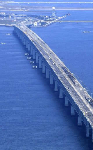 長女が黒いものを吐いていると通報の母、その後次女と関空の橋から飛び降り死亡