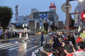 【アンチ五輪】聖火リレー妨害した無職の女を逮捕 77歳のランナーに水鉄砲で液体かける